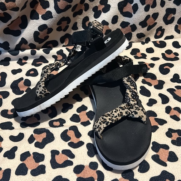 Strappy supportive sandals - Picture 2 of 4